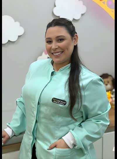 Enfermeira da NH Vacinas pronta para avaliar a carteirinha pelo WhatsApp