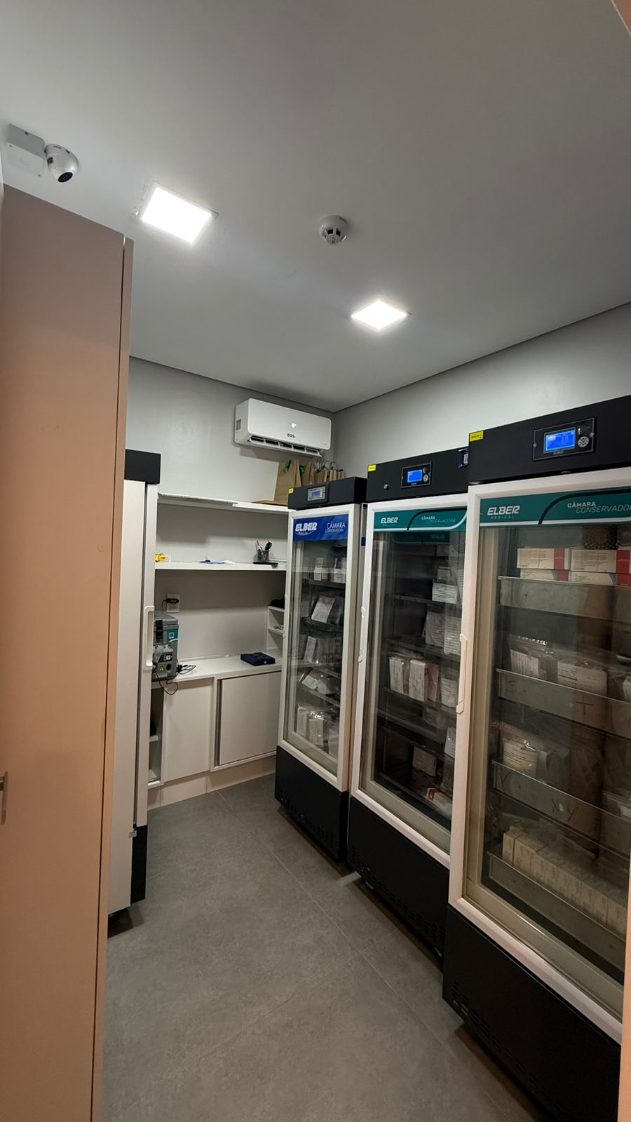 Câmara fria com refrigeradores industriais Elber para conservação segura das vacinas