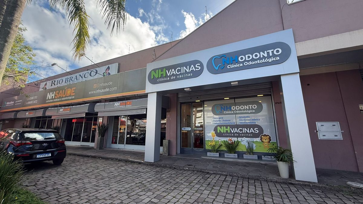 Fachada externa da NH Vacinas no bairro Rio Branco em Novo Hamburgo com letreiro